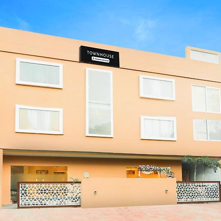 Super Townhouse Viraj Khand Formerly Veridian Inn Chinhat エクステリア 写真
