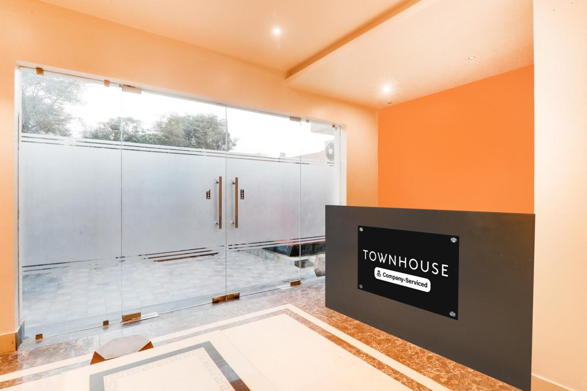 Super Townhouse Viraj Khand Formerly Veridian Inn Chinhat エクステリア 写真