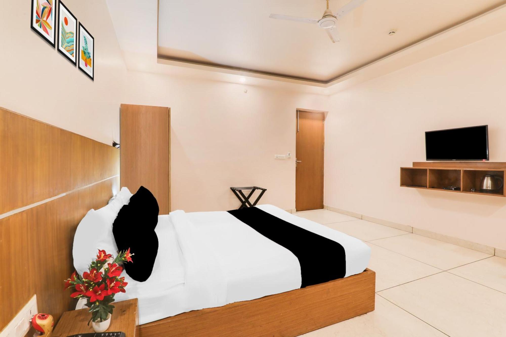 Super Townhouse Viraj Khand Formerly Veridian Inn Chinhat エクステリア 写真