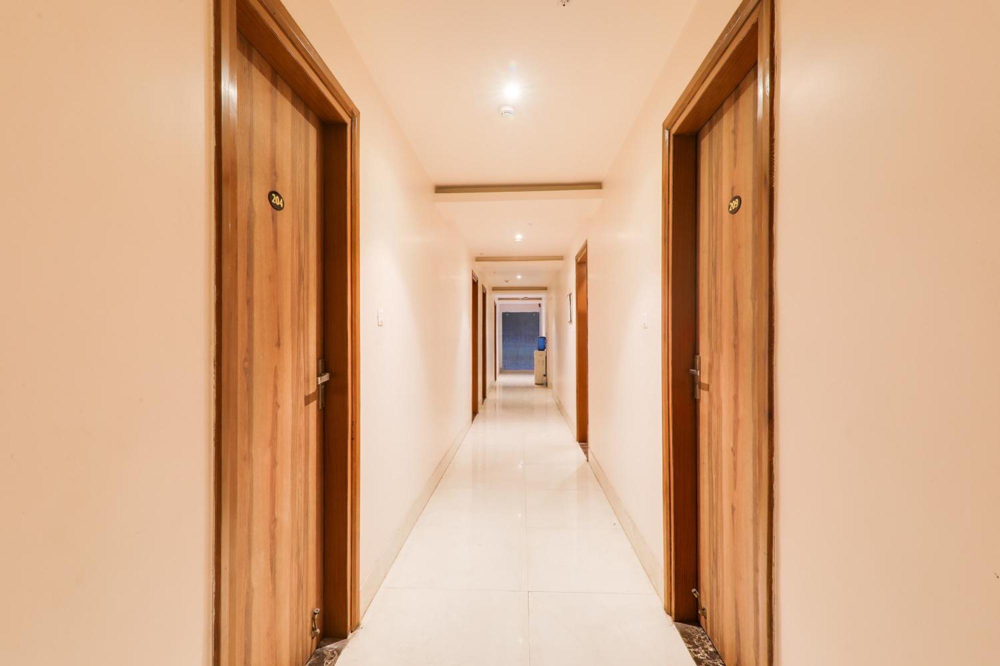 Super Townhouse Viraj Khand Formerly Veridian Inn Chinhat エクステリア 写真
