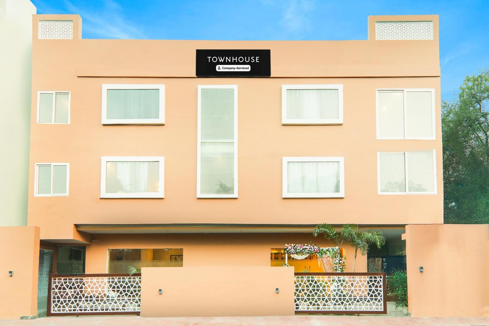 Super Townhouse Viraj Khand Formerly Veridian Inn Chinhat エクステリア 写真