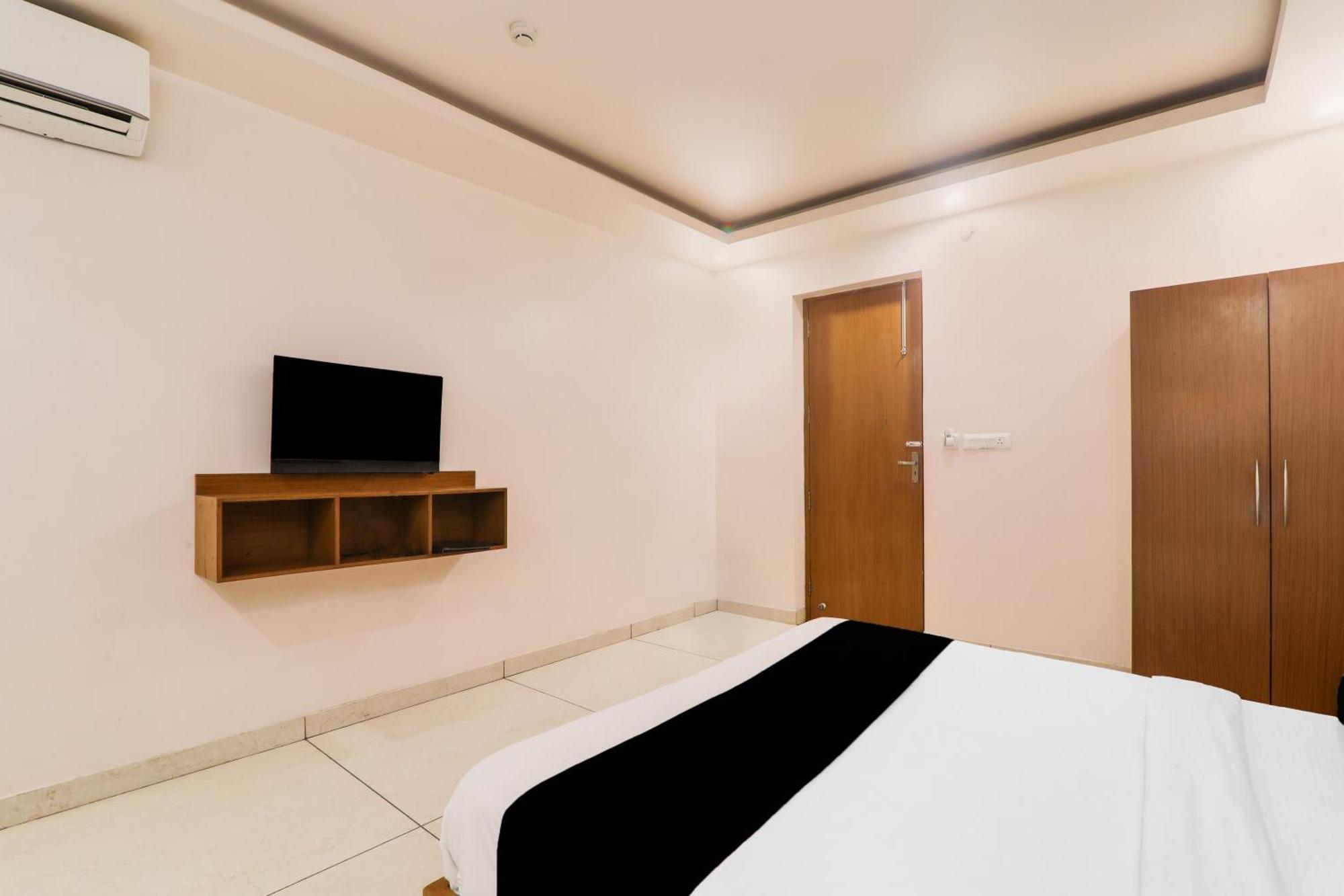 Super Townhouse Viraj Khand Formerly Veridian Inn Chinhat エクステリア 写真