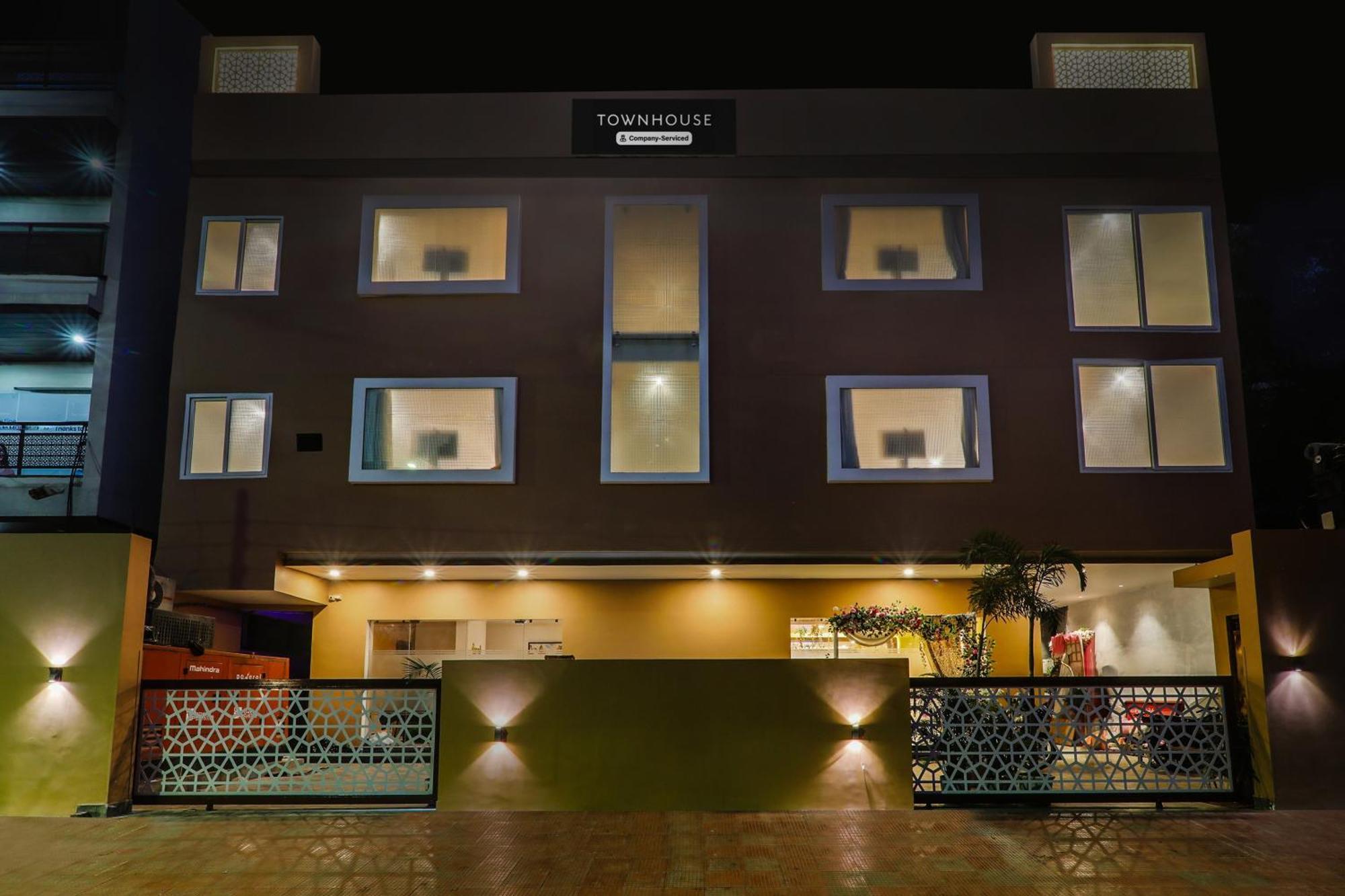 Super Townhouse Viraj Khand Formerly Veridian Inn Chinhat エクステリア 写真