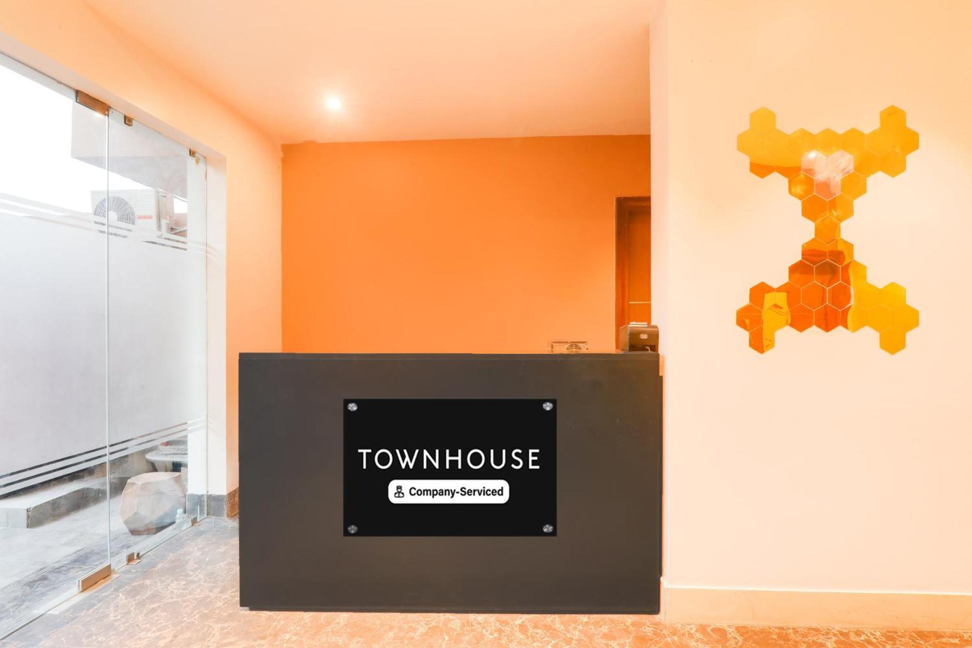 Super Townhouse Viraj Khand Formerly Veridian Inn Chinhat エクステリア 写真