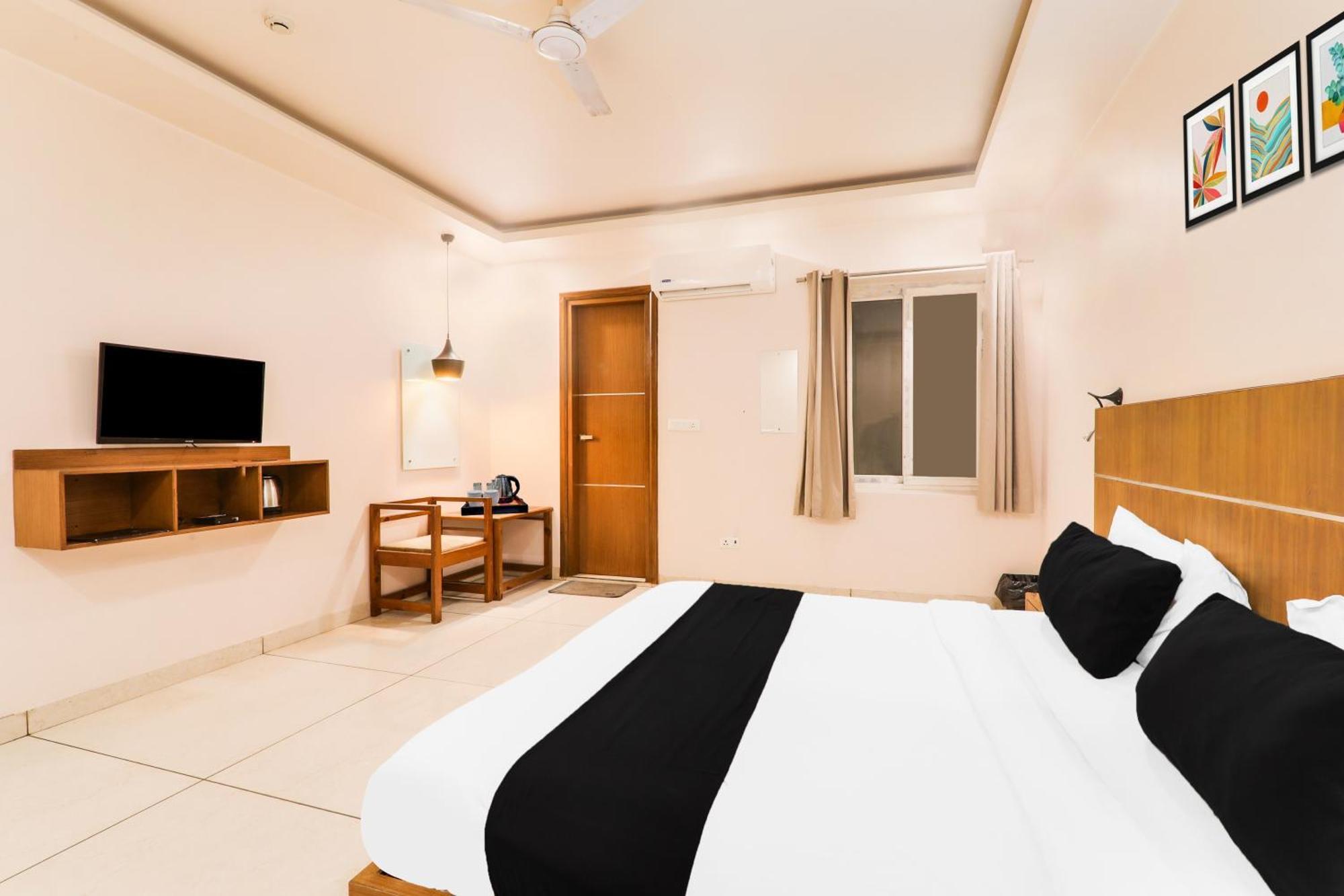 Super Townhouse Viraj Khand Formerly Veridian Inn Chinhat エクステリア 写真